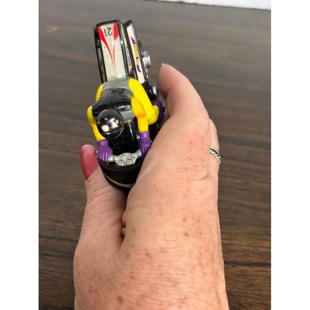 Hot Wheels Black Yellow Purple Racing Motorcycle with Rider Number 21 Toy